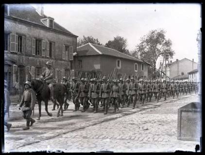 ARH NL Kageler 40, 1. Weltkrieg, Einmarsch einer Kompanie in ein Dorf, Frankreich, zwischen 1914/1918