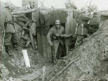 ARH NL Kageler 110, 1. Weltkrieg, Fotograf im Graben im Priesterwald (Bois-le-Prêtre), Frankreich, zwischen 1914/1918