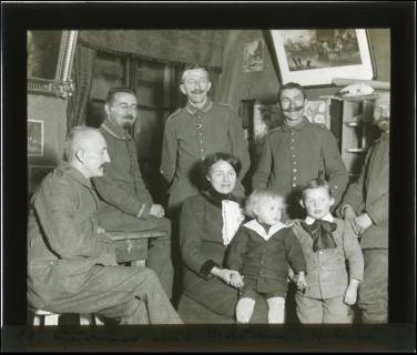 ARH NL Kageler 114, 1. Weltkrieg, Gruppenfoto mit Madame im Quartier, Villers, Frankreich, zwischen 1914/1918