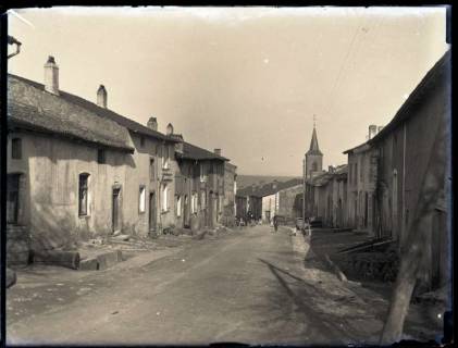 ARH NL Kageler 132, 1. Weltkrieg, Straße und Kirche in Pierrevillers, Frankreich, zwischen 1914/1918