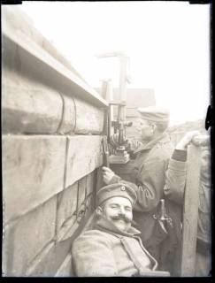 ARH NL Kageler 212, 1. Weltkrieg, Soldat am Periskop, Abaucourt, Frankreich, zwischen 1914/1918