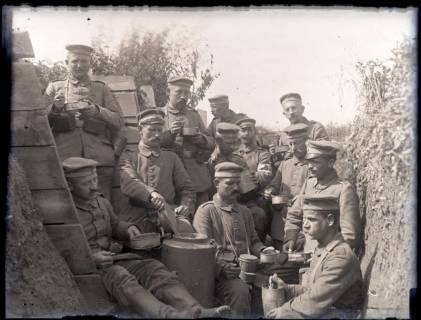 ARH NL Kageler 213, 1. Weltkrieg, Mittagessen im Graben, Mailly-sur-Seille, Frankreich, zwischen 1914/1918