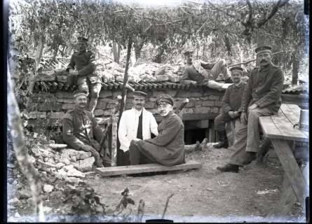 ARH NL Kageler 252, 1. Weltkrieg, vor dem Unterstand, Priesterwald (Bois-le-Prêtre), Frankreich, zwischen 1914/1918