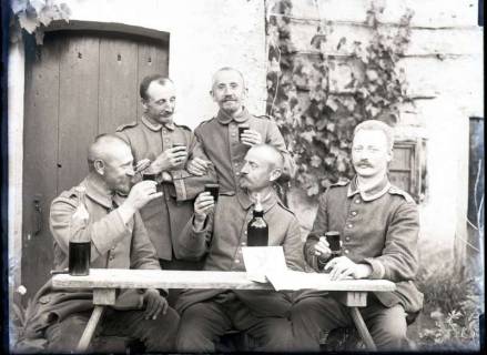 ARH NL Kageler 264, 1. Weltkrieg, Weintrinken in Unterhofen (Secourt), Frankreich, zwischen 1914/1918