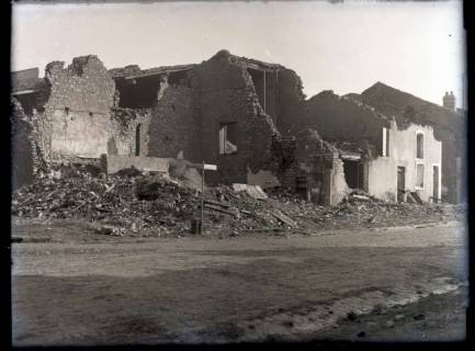 ARH NL Kageler 323, 1. Weltkrieg, zerstörtes Haus in Abaucourt, Frankreich, ohne Datum