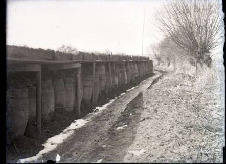 ARH NL Kageler 364, 1. Weltkrieg, Grabenstützung durch mit Erde gefüllte Fässer, Frankreich, zwischen 1914/1918