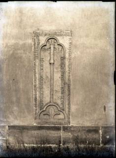 ARH NL Kageler 734, Romanischer Grabstein (Hermannus de Ion), Seelze, 1940