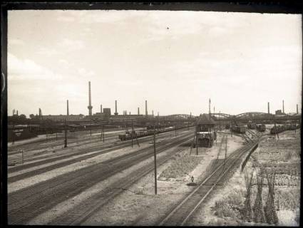 ARH NL Kageler 1084, Güterbahnhof mit Brücke zum Tönniesberg (links Schornsteine und Gebäude der Hanomag AG), Linden, ohne Datum