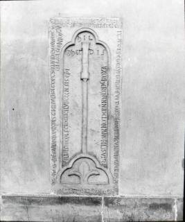 ARH NL Kageler 1255, Romanischer Grabstein (Hermannus de Ion), Seelze, 1940
