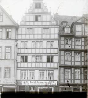 ARH NL Kageler 1406, Renaissance-Fassade des Fachwerkhauses Schmiedestraße 5 (links daneben das Haus Schmiedestraße 6, rechts das Haus Schmiedestraße 4), Hannover, ohne Datum