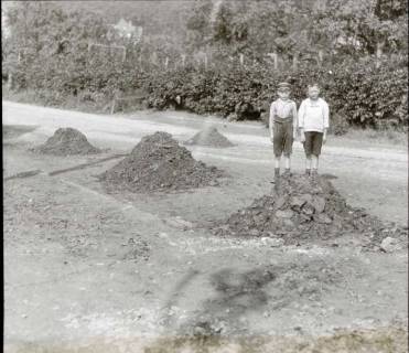 ARH NL Kageler 1432, Durch einen Gewitteregen abgeschwemmte Erdmassen in der Großen Bergstraße, Gehrden, ohne Datum