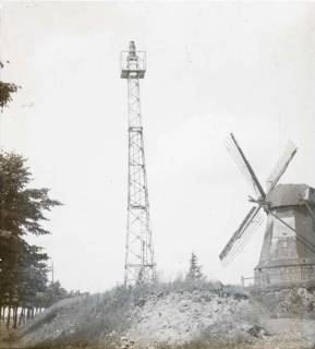 ARH NL Kageler 1560, Beleuchteter Turm für ein nächtliches Flugstreckenfeuer und Windmühle, Sachsenhagen, ohne Datum