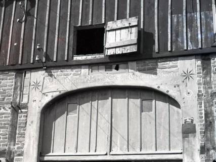ARH NL Kageler 2050, Sinnbilder (Achtstern und Strahlenkranz) an einem Bauernhaustor, Langreder, 1940