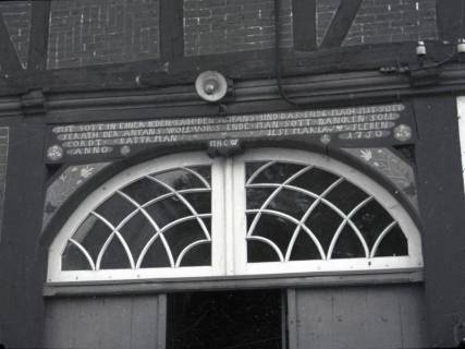 ARH NL Kageler 2155, Sinnbilder (Rose, Sechsstern, Lebensbaumzweig) an einem Bauernhaustor, Groß Munzel, 1940