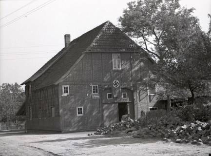 ARH NL Kageler 2500, Bauernhaus mit Hakenkreuz-Fahne, Northen, 1940