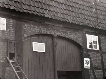 ARH NL Kageler 2583, Sinnbilder (Herz, Sechsstern, Fünfstern) an einem Bauernhaustor, Wettbergen, 1940