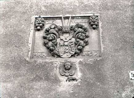 ARH NL Kageler 2588, Wappen und Engelskopf über dem westlichen Eingang der Johannes-der-Täufer-Kirche, Wettbergen, 1940
