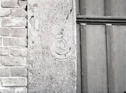 ARH NL Kageler 2649, Sinnbild (Spirale/Wendel) an einem Bauernhaustor, Leveste, 1940