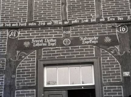 ARH NL Kageler 2757, Sinnbilder (Strahlensonne, Lebensbaumzweig, Hausmarke) an einem Bauernhaustor, Winninghausen, 1940