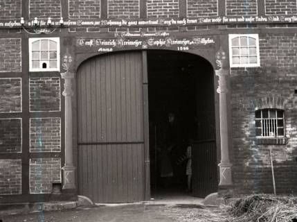 ARH NL Kageler 2824, Säulengeschmücktes Bauernhaustor, Döteberg, 1940