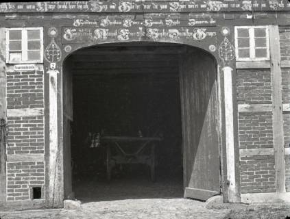 ARH NL Kageler 2860, Säulengeschmücktes Bauernhaustor (Vor den Höfen 1), Heitlingen, 1940