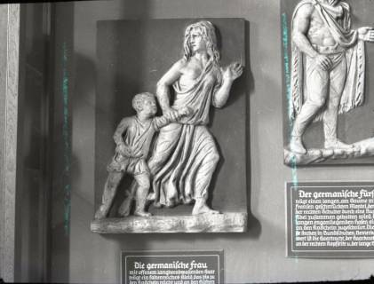 ARH NL Kageler 3077, Figur einer germanischen Frau mit Kind, Hannover, 1941