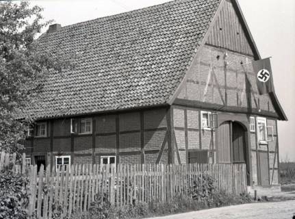ARH NL Kageler 3127, Bauernhaus mit Hakenkreuz-Fahne, Northen, 1940