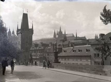 ARH NL Kageler 3194, Blick von der Karlsbrücke (Karluv most) auf den Kleinseitner Brückenturm (Malostranská mostecká vež) und die Prager Burg im Hintergrund, Prag, ohne Datum