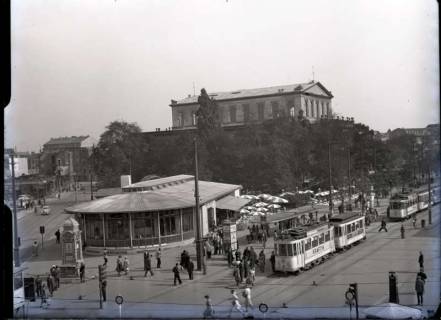 ARH NL Koberg 96, Café Kröpcke mit Uhr und Georgstraße mit Opernhaus, Hannover, wohl 1949