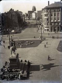 ARH NL Koberg 98, Ernst-August-Platz, Blick in die Bahnhofstraße und im Hintergrund die beschädigte Marktkirche, Hannover, wohl 1949