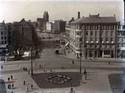 ARH NL Koberg 99, Ernst-August-Platz, Blick in die Bahnhofstraße und im Hintergrund die beschädigte Marktkirche, Hannover, wohl 1949
