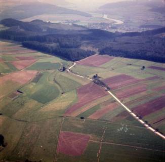 ARH NL Koberg 10004, Straße von Meiborssen in Richtung Brevörde (im Hintergrund ist die Ortschaft Polle und die Weser zu sehen), 1957