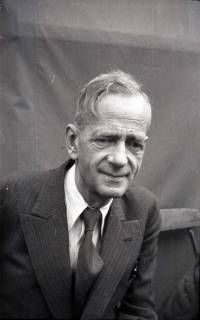 ARH NL Koberg 1011, Kurt Schumacher bei einer Kundgebung der SPD, anlässlich des Bezirksparteitages am 17./18. August, auf dem Gelände des heutigen Waldstadions, Barsinghausen, 1946