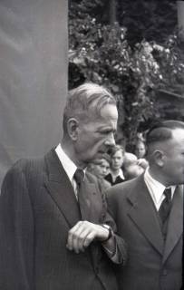 ARH NL Koberg 1012, Kurt Schumacher bei einer Kundgebung der SPD, anlässlich des Bezirksparteitages am 17./18. August, auf dem Gelände des heutigen Waldstadions, Barsinghausen, 1946