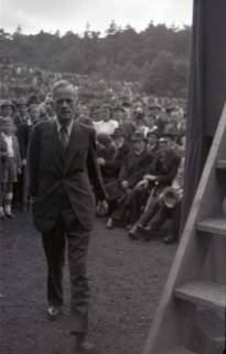 ARH NL Koberg 1013, Kurt Schumacher bei einer Kundgebung der SPD, anlässlich des Bezirksparteitages am 17./18. August, auf dem Gelände des heutigen Waldstadions, Barsinghausen, 1946