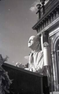 ARH NL Koberg 1018, Kurt Schuhmacher auf einer Kundgebung der SPD auf dem Opernplatz, Hannover, 1946