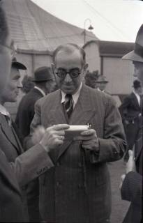 ARH NL Koberg 1023, Ernst Reuter (ehemaliger Bürgermeister von Berlin) bei der Eröffnung des Flughafens, Langenhagen, 1946