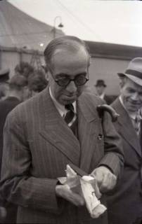 ARH NL Koberg 1024, Ernst Reuter (ehemaliger Bürgermeister von Berlin) bei der Eröffnung des Flughafens, Langenhagen, 1946
