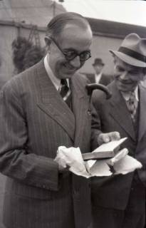 ARH NL Koberg 1025, Ernst Reuter (ehemaliger Bürgermeister von Berlin) bei der Eröffnung des Flughafens, Langenhagen, 1946