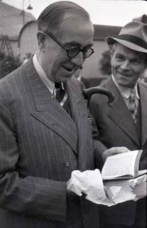 ARH NL Koberg 1026, Ernst Reuter (ehemaliger Bürgermeister von Berlin) bei der Eröffnung des Flughafens, Langenhagen, 1946