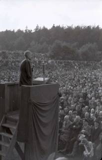 ARH NL Koberg 1027, Kurt Schumacher bei einer Kundgebung der SPD, anlässlich des Bezirksparteitages am 17./18. August, auf dem Gelände des heutigen Waldstadions, Barsinghausen, 1946