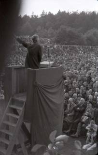 ARH NL Koberg 1028, Kurt Schumacher bei einer Kundgebung der SPD, anlässlich des Bezirksparteitages am 17./18. August, auf dem Gelände des heutigen Waldstadions, Barsinghausen, 1946