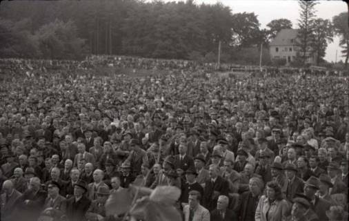 ARH NL Koberg 1029, Kurt Schumacher bei einer Kundgebung der SPD, anlässlich des Bezirksparteitages am 17./18. August, auf dem Gelände des heutigen Waldstadions, Barsinghausen, 1946