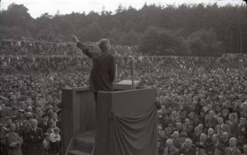 ARH NL Koberg 1030, Kurt Schumacher bei einer Kundgebung der SPD, anlässlich des Bezirksparteitages am 17./18. August, auf dem Gelände des heutigen Waldstadions, Barsinghausen, 1946