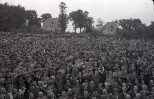 ARH NL Koberg 1032, Kundgebung der SPD, anlässlich des Bezirksparteitages am 17./18. August, auf dem Gelände des heutigen Waldstadions, Barsinghausen, 1946