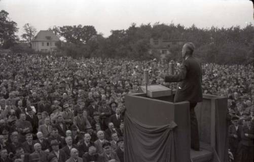 ARH NL Koberg 1033, Kurt Schumacher bei einer Kundgebung der SPD, anlässlich des Bezirksparteitages am 17./18. August, auf dem Gelände des heutigen Waldstadions, Barsinghausen, 1946
