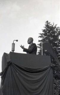 ARH NL Koberg 1037, Kurt Schumacher bei einer Kundgebung der SPD, anlässlich des Bezirksparteitages am 17./18. August, auf dem Gelände des heutigen Waldstadions, Barsinghausen, 1946
