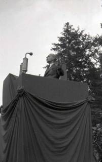 ARH NL Koberg 1038, Kurt Schumacher bei einer Kundgebung der SPD, anlässlich des Bezirksparteitages am 17./18. August, auf dem Gelände des heutigen Waldstadions, Barsinghausen, 1946