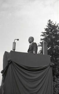 ARH NL Koberg 1040, Kurt Schumacher bei einer Kundgebung der SPD, anlässlich des Bezirksparteitages am 17./18. August, auf dem Gelände des heutigen Waldstadions, Barsinghausen, 1946