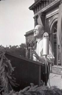 ARH NL Koberg 1047, Kurt Schumacher auf einer Kundgebung der SPD auf dem Opernplatz, Hannover, 1946